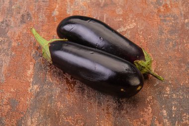 İki taze çiğ patlıcan pişirmek için izole edilmiş.