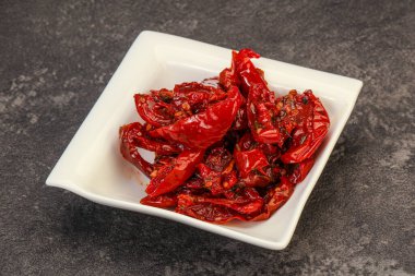 Zeytinyağı ve bitkilerle kurutulmuş domates.