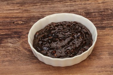 Kasede acı biber sosu var.