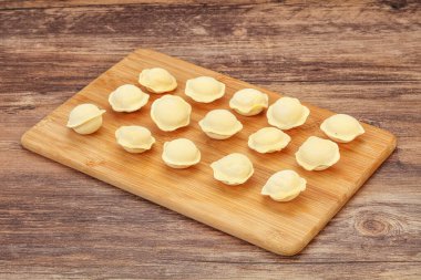 Pişirmek için çiğ etli börek.