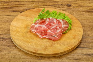 Lezzetli tütsülenmiş domuz budu.