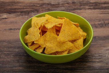 Meksika mısır cipsi üçgen yığını.