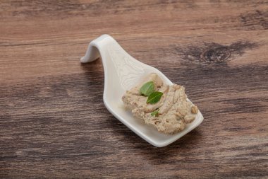 Kavanozda baharatlı ringa yağı var.