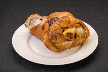 Baharatlı ve otlu domuz budu.