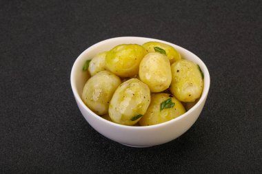 Kasede taze haşlanmış patates soğan servis edildi.