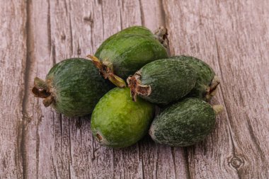 Tropik yeşil tatlı organik meyve Feijoa