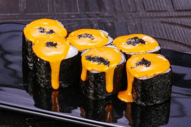 Somon ve soslu Japon makisi.