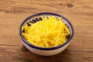 Yemek pişirmek için kasede dilimlenmiş sarı peynir.