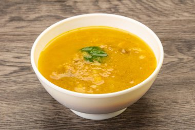 Füme et ve sebzeli bezelye çorbası.