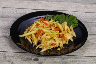 Deniz mahsullü yeşil mango salatası - yengeç ve karides