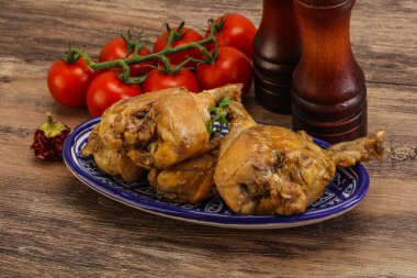 Tatlı ve baharatlı soslu tavşan yahnisi.