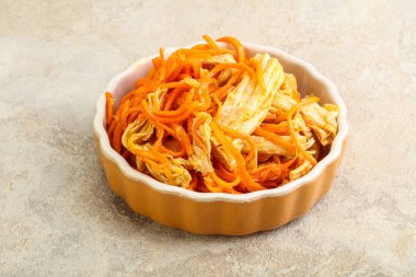 Havuçlu ve baharatlı Kore soya kuşkonmazı.