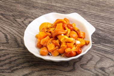 Baharatlı salamura bal mantarı kasede.