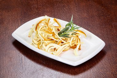 Kafkas geleneksel peynir tabağı yeşil otlar servis ediyordu.