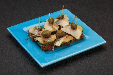 Ringa fileto kanepe aperatifi, yabanmersini ve salatalık.