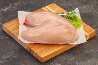Pişirmek için çiğ tavuk göğsü.