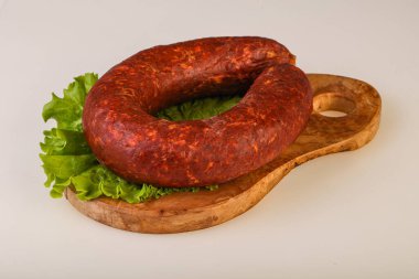 Tahtanın üzerinde Krakowska sosisi otlar ve baharatlarla