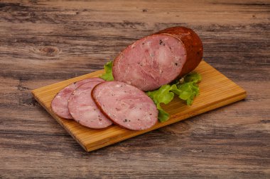 Baharatlı ve otlu füme jambon.