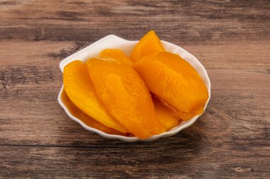 Şuruplu tatlı mango dilimleri.