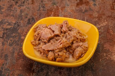 Salata için konserve ton balığı filetosu.