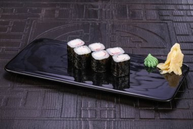 Yengeç etli Japon makisi.