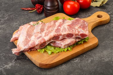 Pişirmek için çiğ domuz eti.