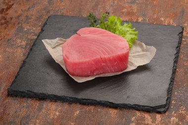 Çiğ ton balığı bifteği pişirmeye hazır.