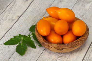 Tahta kasede olgun sarı domates yığını