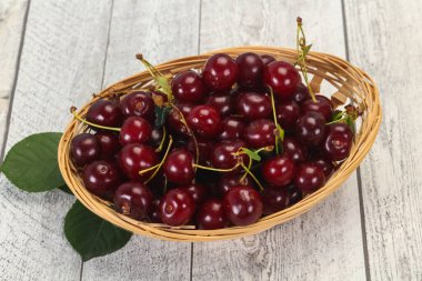 Yapraklarla dolu olgun kiraz yığını