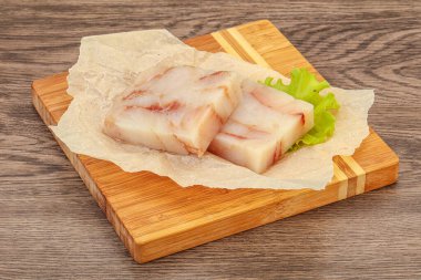 Pişirmek için çiğ balık filetosu.