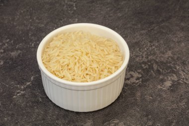 Tabakta çiğ Hint basmati pilavı