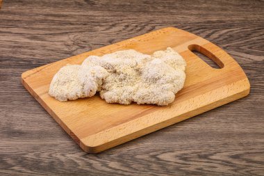 Kızartma için çiğ domuz eti şnitzel.