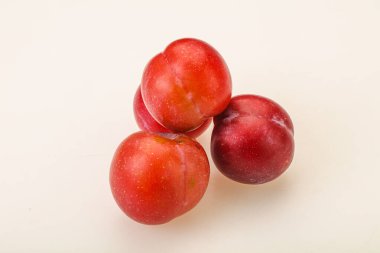 Olgun tatlı kırmızı erik yığını
