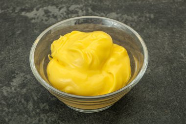 Tabaktaki doğal lezzetli peynir sosu