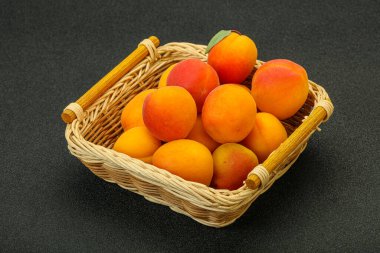 Taze, tatlı, birkaç kayısı meyvesi.