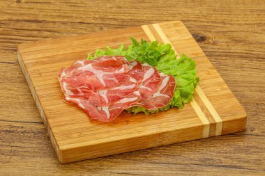 Lezzetli tütsülenmiş domuz budu.