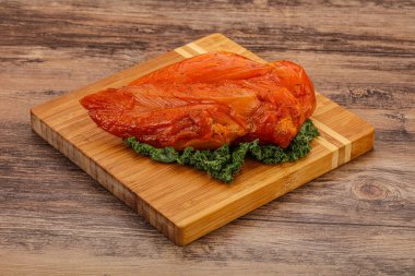 Baharatlı ve otlu füme tavuk göğsü.