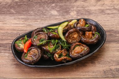 Baharatlı ve otlu terbiye edilmiş Shiitake mantarı.