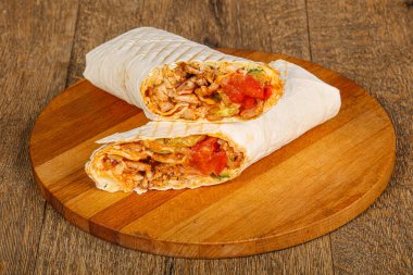 Et, sebze ve soslu ızgara Shawarma.