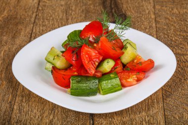 Taze sebzeli bahar salatası - domates ve salatalık