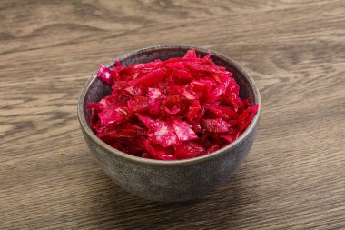 Kasede pancar kökü olan marine edilmiş kırmızı lahana.