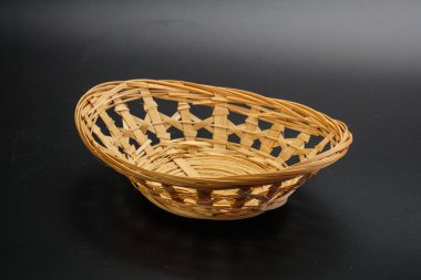 Siyah arkaplanda servis yapmak için doğal hasır masa takımı