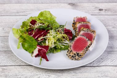 Susamlı taze dilimlenmiş ton balıklı salata.