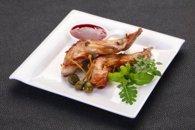 Dut soslu kızarmış tavşan bacağı.