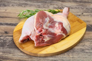 Çiğ ördek bacağı pişirmek için biberiye servis edilir.