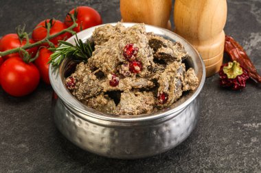 Krema soslu tavuk ciğeri biberiye servis edildi.