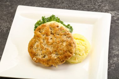 Kıymalı tavuk pirzolası ve patates püresi.