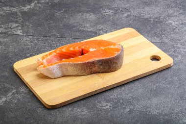 Pişirmek için çiğ somon bifteği.