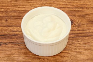 Süt ekşi krema kasede