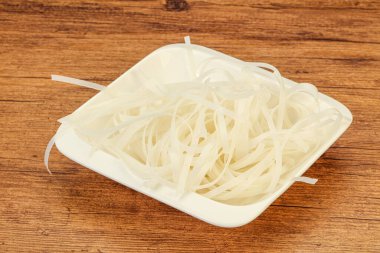 Haşlanmış pirinç eriştesi pişirmeye hazır.